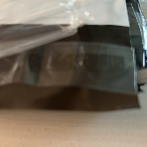 (100 count ) 10X7.5 poly bags New LIP & TAPE Poly Bag Mailers - Picture 4 of 5